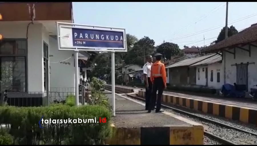 Viral! Masinis Belanja Ditengah Jalan Perlintasan Kereta di Sukabumi Ternyata Ini Alasannya