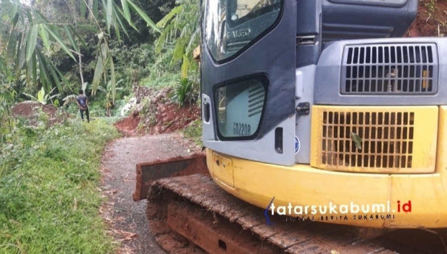 Tebing Longsor Tutup Akses Jalan Penghubung Antar Desa di Cimanggu Sukabumi