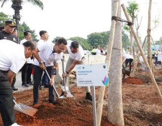 PLN Gandeng Pemprov DKI Aksi Tanam Pohon di Bantaran Sungai Tanam Harapan Untuk Masa Depan