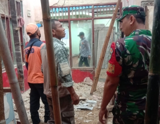 Rumah di Parakansalak Sukabumi Ambruk Diterjang Angin