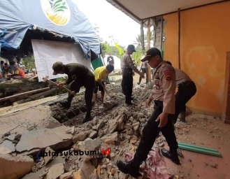 Ratusan Rumah Porak Poranda Akibat Gempa di Sukabumi, Polres Sukabumi dan Brimob Polda Jabar Turunkan Pasukan