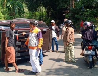 Toyota Rush Terbalik di Ruas Jalan Sukabumi Sagaranten