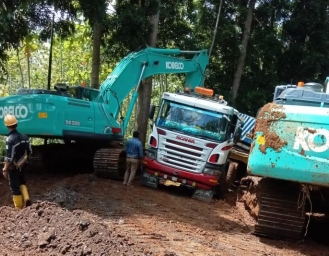 Kendaraan Pengangkut Alat Berat Amblas di Desa Cihaur Simpenan Mengakibatkan Kemacetan