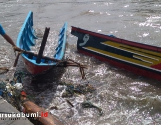 Puluhan Perahu Nelayan dan Tanggul Pemecah Ombak Ujung Genteng Rusak Diterjang Gelombang