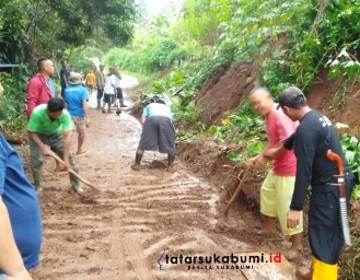 Material Longsor Tutup Akses Jalan Desa di Nagrak Sukabumi
