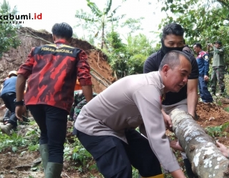 Tebing Ambruk Tutup Akses Jalan Desa di Kecamatan Cidahu Sukabumi