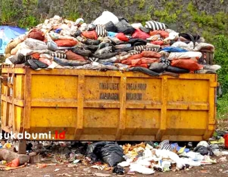 Kumuh dan Bau Penampakan Bak Sampah di Kawasan GOR Korpri Cisaat 