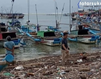 Cuaca Ekstrem Hingga Tumpukan Sampah di Pantai Ujunggenteng Sukabumi