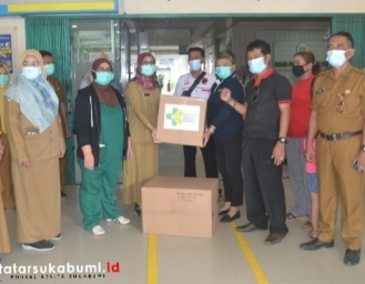 Bantu Alkes dan APD RSUD di Sukabumi, Ribka Tjiptaning : Rumah Sakit Tidak Boleh Bedakan Pasien BPJS dan Bayar Tunai