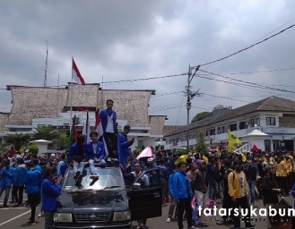 Massa Geruduk Gedung DPRD dan Balai Kota Sukabumi, Jalan Dago Sukabumi di Tutup