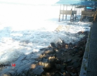 Gelombang Tinggi Laut Terjang Pesisir Palabuhanratu Pos Pantau Life Guard Rusak 