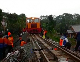 Kondisi Terkini Proses Evakuasi Rel Kereta Api Sukabumi Bogor yang Tergantung Diterjang Longsor
