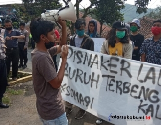 Mahasiswa Demo Disnakertrans Kabupaten Sukabumi Terkait ABK dan Armada Angkutan Karyawan