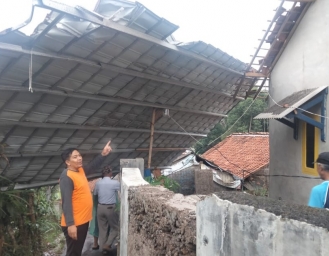 Hujan dan Puting Beliung Terjang Kecamatan Sukabumi