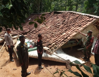 Rumah Pasutri Lansia di Purabaya Ambruk Diterjang Angin
