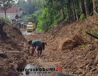Longsor Tutup Akses Jalan di Cidolog Sukabumi