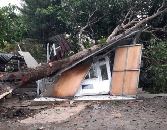 Bencana Simpenan Sukabumi Puluhan Rumah Rusak Tiang Listrik  dan Pohon Roboh Diterjang Badai