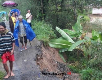 Jalan Penghubung Kecamatan Curugkembar dan Sagaranten Amblas Tergerus Longsor