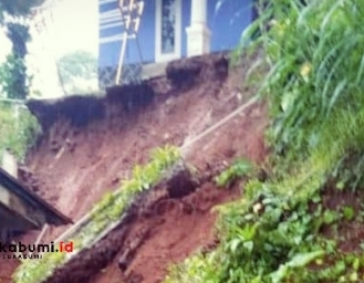 Longsor Ancam 2 Bangunan Rumah di Nyalindung Sukabumi