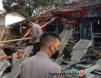 Mencekam! Buntut Pembunuhan Ditengah Acara Dangdut di Sukabumi Puluhan Massa Mengamuk Rusak Rumah Terduga Pelaku