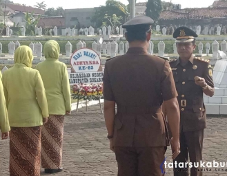 Tabur Bunga di Makam Pahlawan Surja Kentjana Sukabumi Peringati Hari Bhakti Adyaksa ke-63 Kejaksaan Negeri Kabupaten Sukabumi