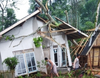 Puting Beliung Terjang Cisolok 10 Bangunan Rumah Warga dan Leuit Rusak Berat