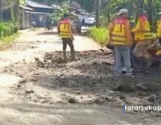 Pasukan Kuning Dinas PU Kabupaten Sukabumi Perbaiki Jalan Rusak di Jampangkulon - Cikaso