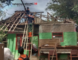Hujan Angin Terjang Nagrak Atap Rumah Warga Desa Cisarua Ambruk